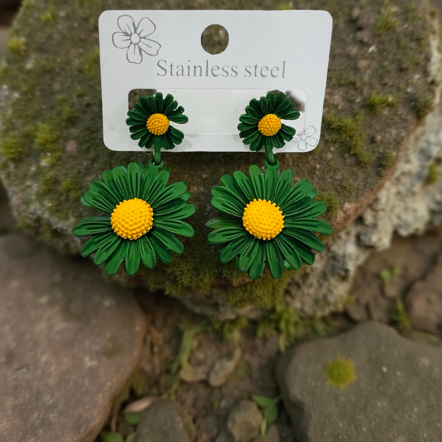 🌼 Green Daisy Floral Drop Earrings